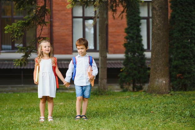 Des enfants heureux retournent à l'école