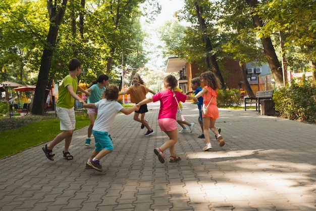 Les enfants heureux s'amusent dans le parc