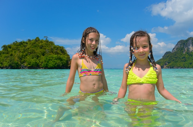 Enfants heureux s'amuser en mer