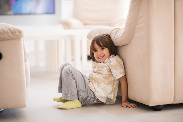 Des enfants heureux s&#39;amuser et posant dans la nouvelle maison moderne