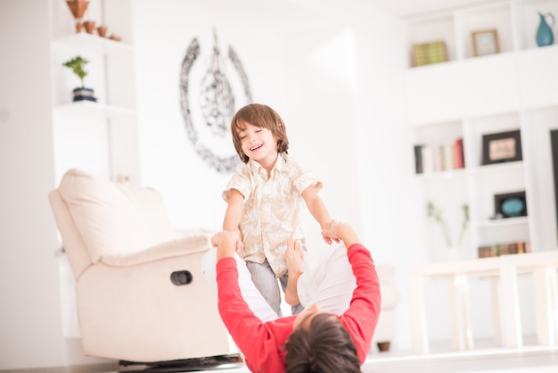 Des enfants heureux s&#39;amuser et posant dans la nouvelle maison moderne