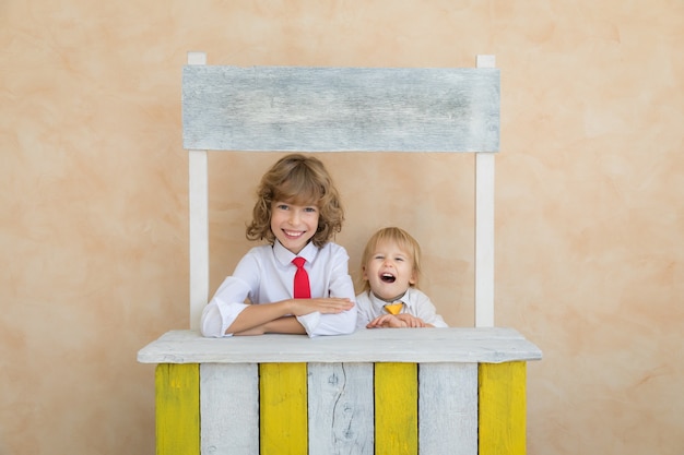 Des enfants heureux se font passer pour des hommes d'affaires