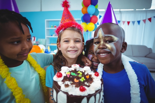 Des enfants heureux se sont réunis