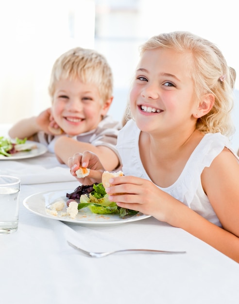 Des enfants heureux à la table