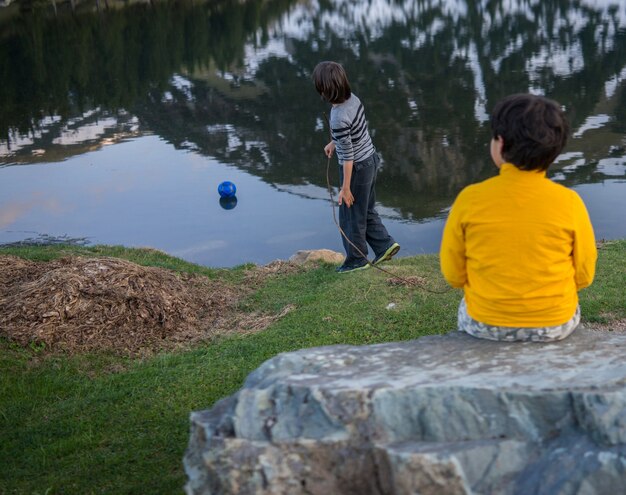 Enfants heureux sur les vacances d&#39;été s&#39;amuser et passer du bon temps