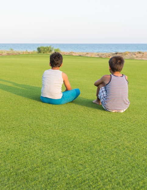 Enfants heureux sur les vacances d&#39;été s&#39;amuser et passer du bon temps