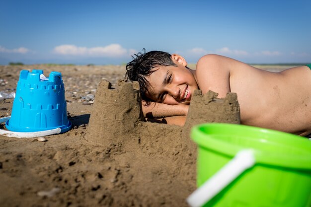 Enfants heureux sur les vacances de sable de plage d&#39;été s&#39;amuser et temps heureux