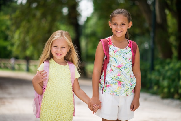 Des enfants heureux vont à l'école