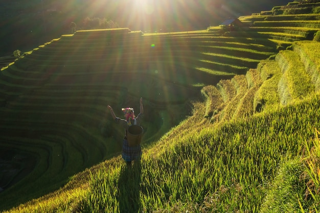 Enfants Hmong vietnamiens indéfinis montrant la main dans la terrasse de riz lorsque le temps de coucher du soleil avec lentille