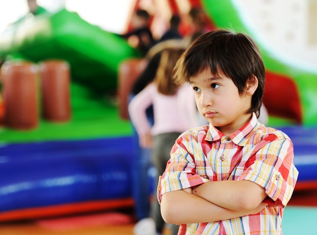 Enfants jouant sur l&#39;aire de jeux colorée de kindergarden