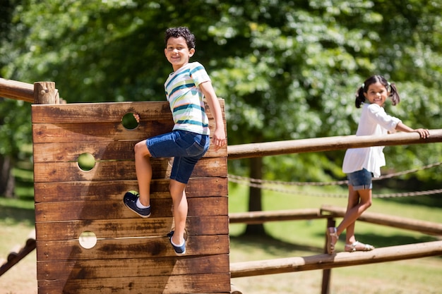 Enfants jouant sur une aire de jeux dans le parc