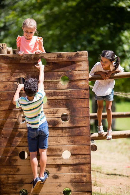 Photo enfants jouant sur une aire de jeux dans le parc