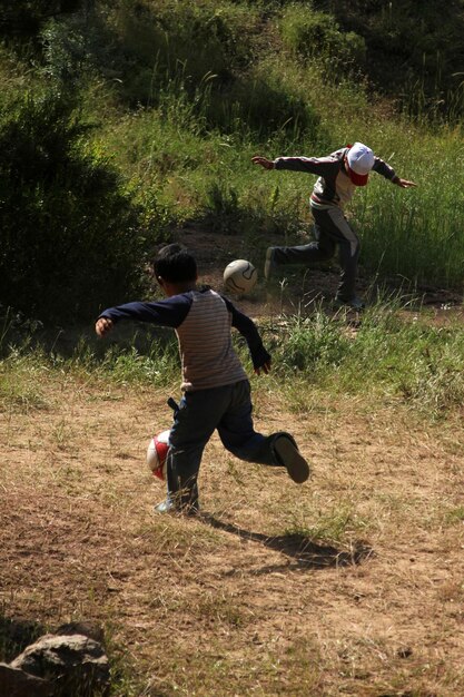 Enfants jouant au ballon