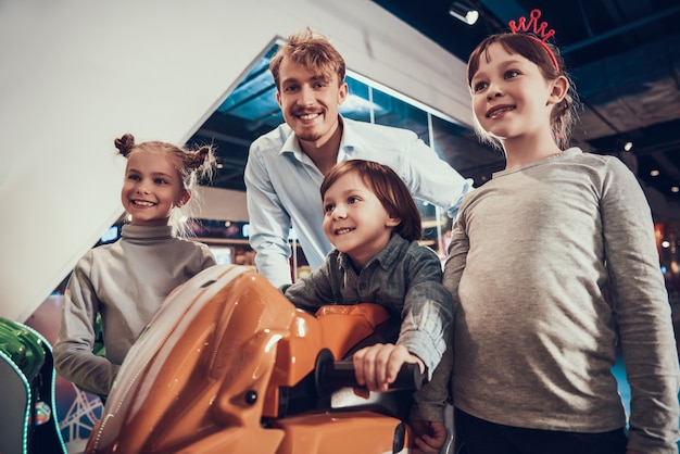 Enfants jouant au jeu de course au centre d&#39;amusement