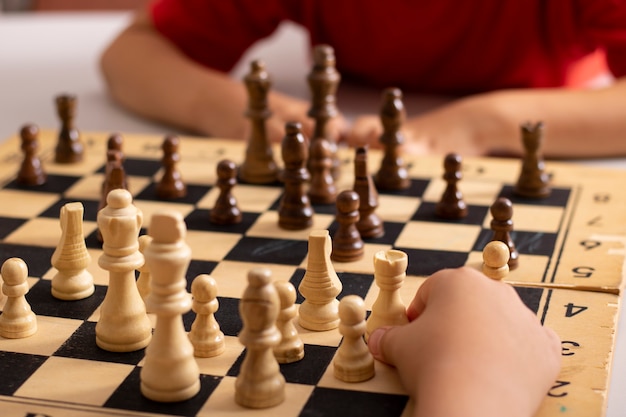 Enfants jouant aux échecs au tournoi de table entre enfants