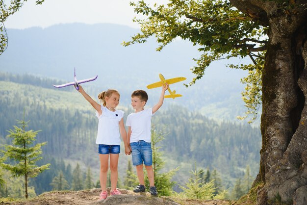 Enfants jouant avec un avion jouet