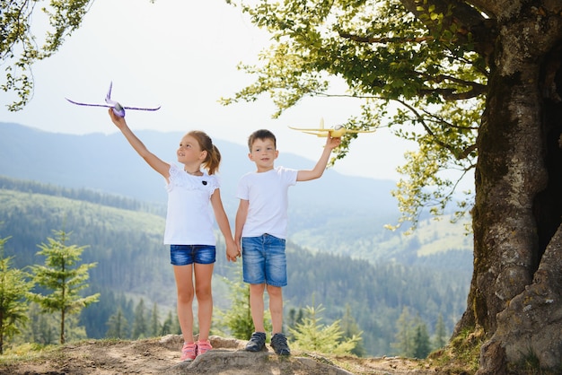 Enfants jouant avec un avion jouet