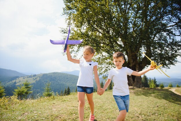 Enfants jouant avec des avions jouets