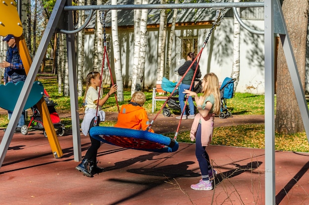 Enfants jouant sur une balançoire dans un parc