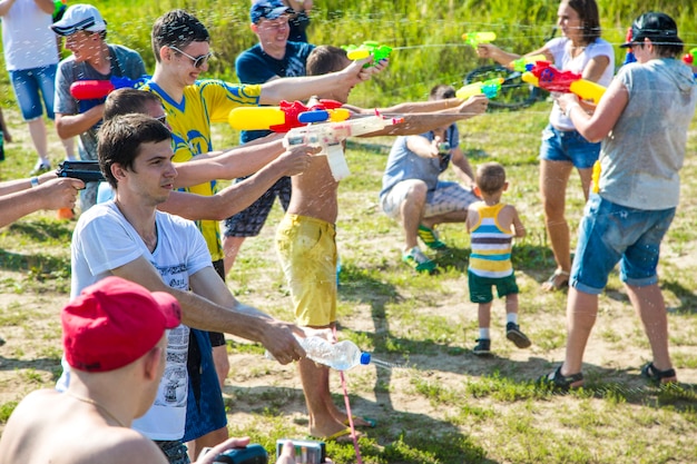 Enfants jouant bataille d'eau bataille de jeu d'eau