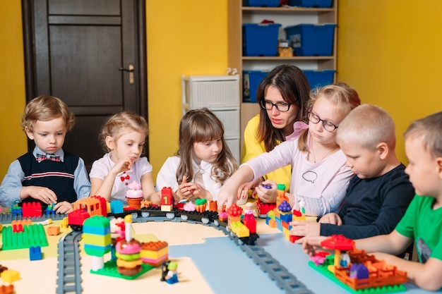 Enfants jouant avec des blocs de construction en classe