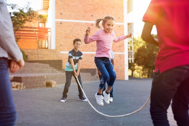 Enfants jouant avec une corde à sauter