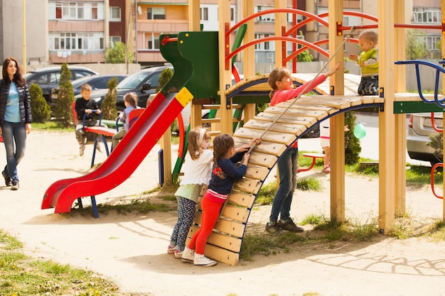 Photo des enfants jouant dans l'aire de jeux