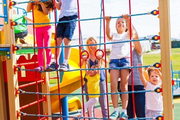 Photo des enfants jouant dans l'aire de jeux.