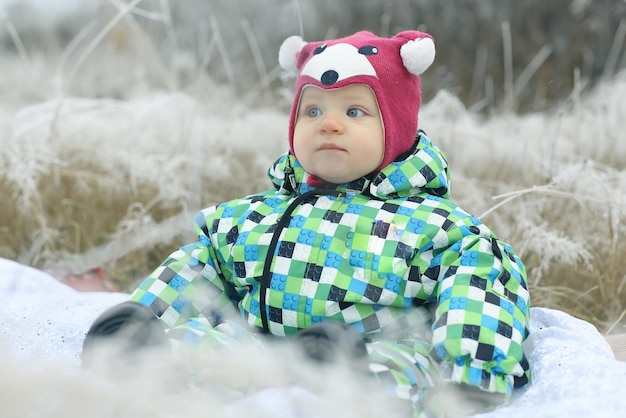 enfants jouant dans le champ d'hiver