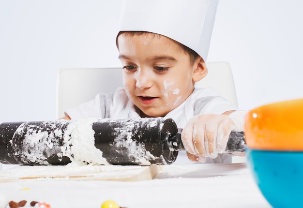 Enfants Jouant Dans La Cuisine