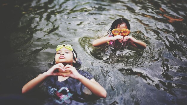 Photo des enfants jouant dans l'eau