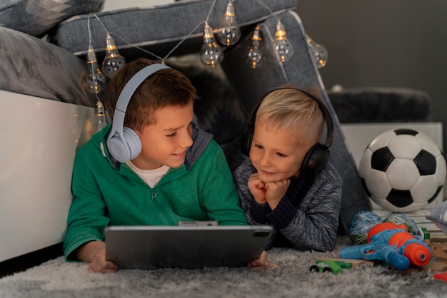 Enfants jouant dans leur chambre