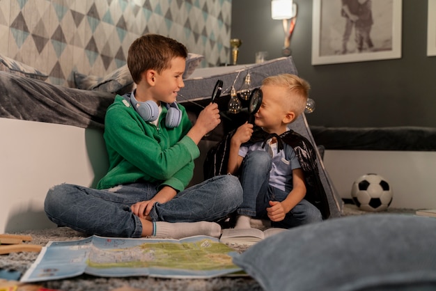 Enfants jouant dans leur chambre