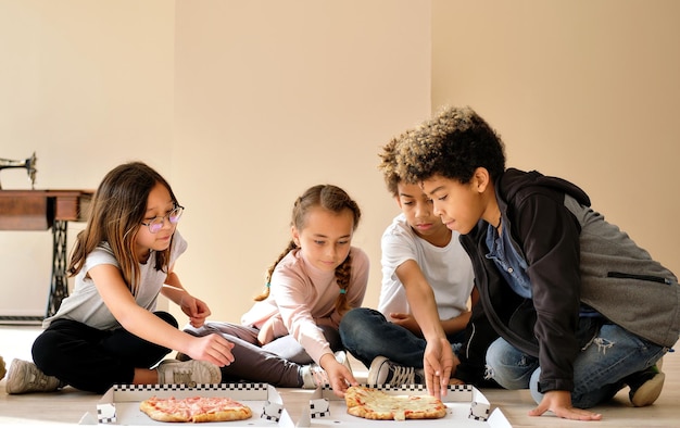 Photo des enfants jouant dans un magasin