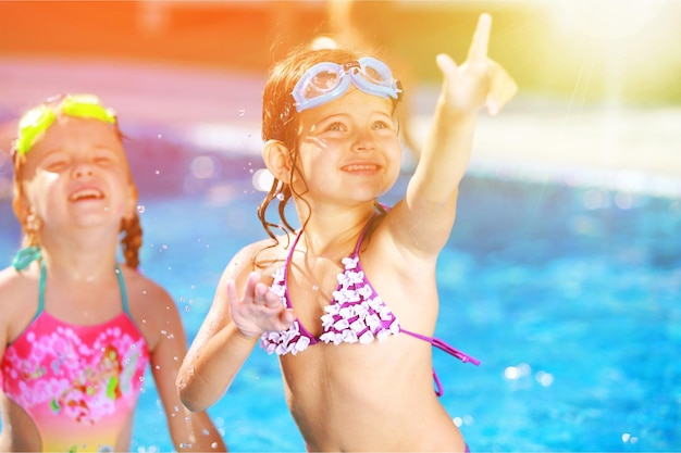 Enfants jouant dans la piscine. Deux petites filles s'amusant dans la piscine.