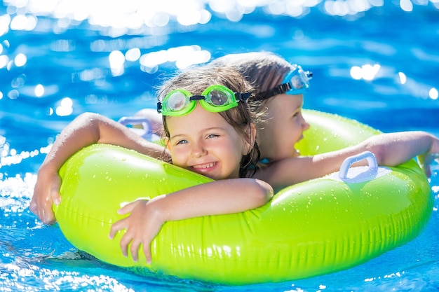 Enfants jouant dans la piscine. Deux petites filles s'amusant dans la piscine.