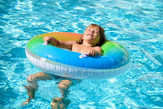 Enfants jouant dans la piscine Mode de vie sain pour les enfants