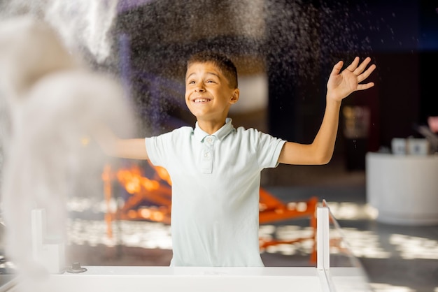 Des enfants jouant avec du sable au musée des sciences.