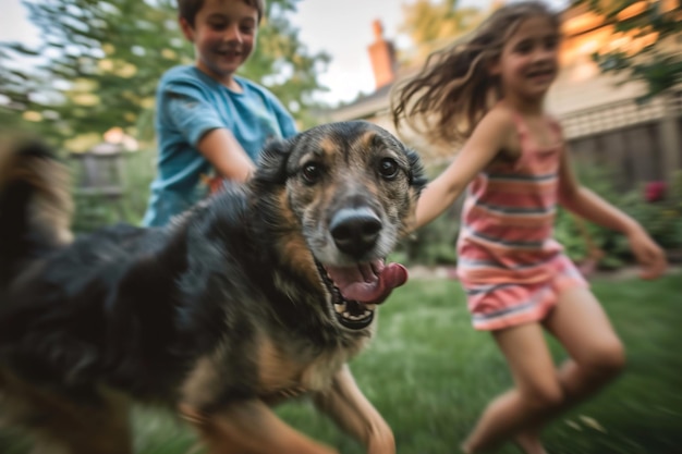 Des enfants jouant dynamiquement avec leur chien dans l'arrière-cour