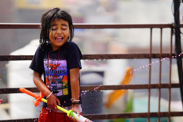 Enfants jouant holi avec image pichkari