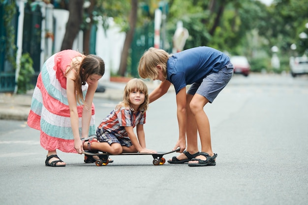 Enfants jouant avec le jeune frère