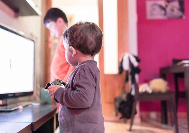 Enfants jouant à des jeux vidéo en pyjama