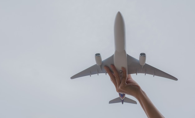 Enfants jouant avec jouet avion à la journée