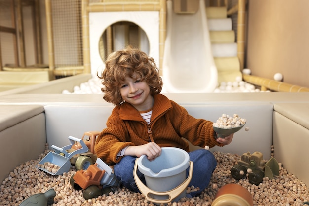 Photo enfants jouant avec des jouets écologiques