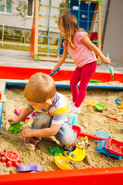 Photo des enfants jouant avec des jouets.