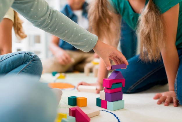 Enfants jouant à la maternelle avec jeu de tour