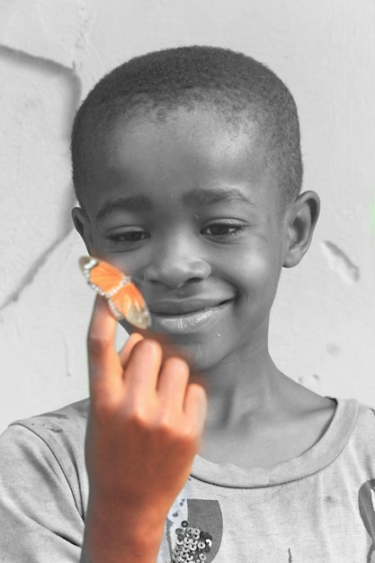 Photo enfants jouant avec un papillon