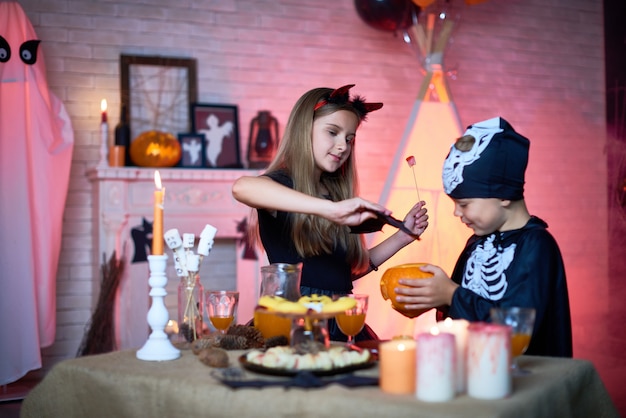 Enfants jouant pendant la fête d'Halloween