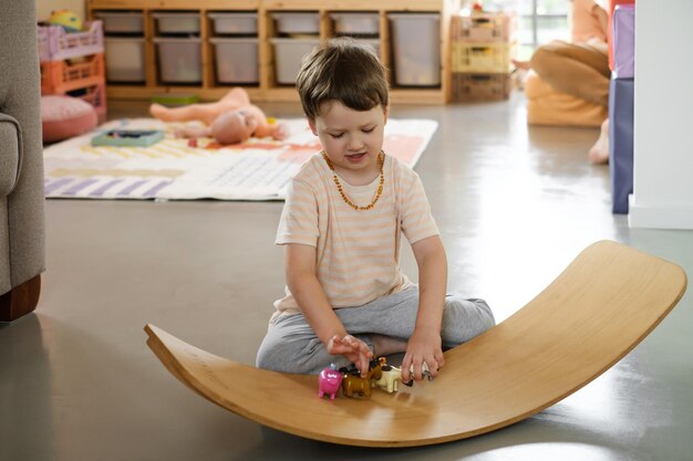 Des enfants jouant sur une planche d'équilibre pour les tout-petits dans la chambre des enfants