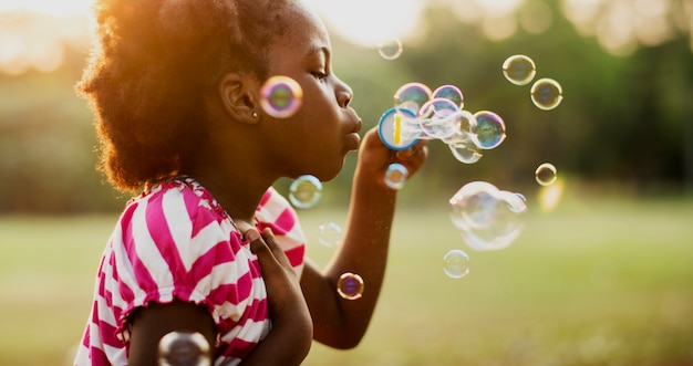 Enfants Joue Des Bulles Dans Un Parc